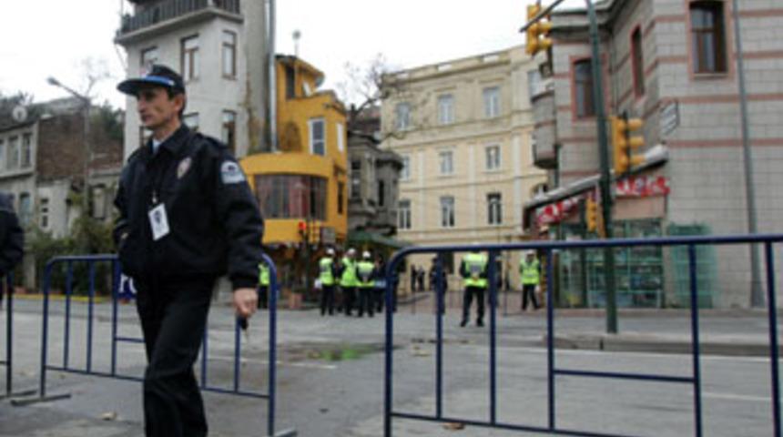 Patrikhane &ccedil;evresindeki bazı evlere baskın