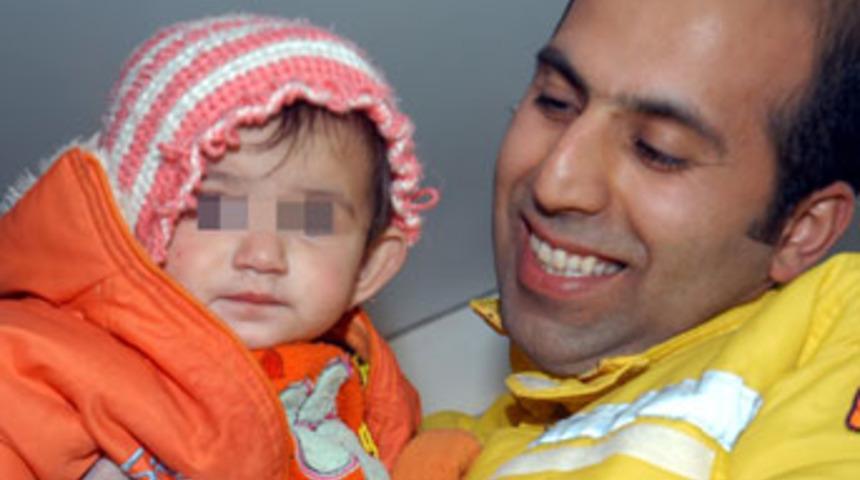 6 aylık bebeğini rehin aldı