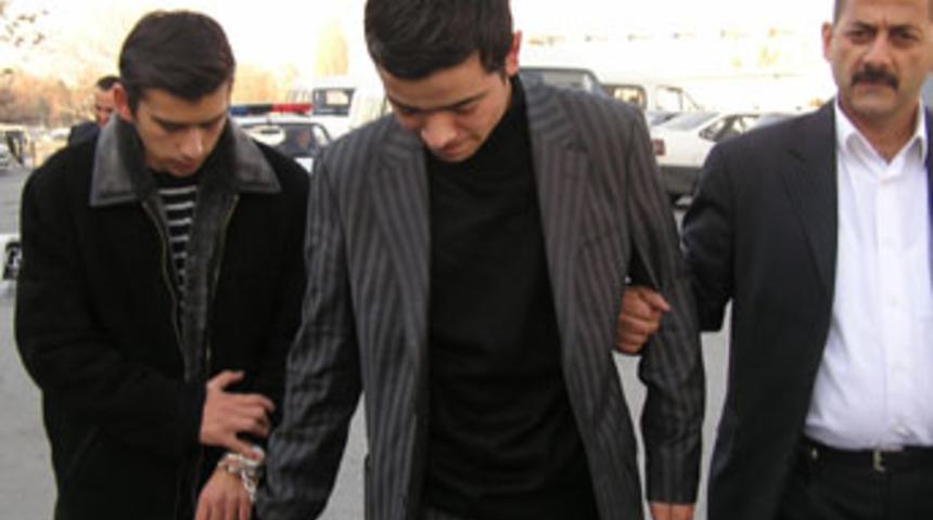 Ka&ccedil;ırılma s&uuml;s&uuml; ile babasından fidye istedi