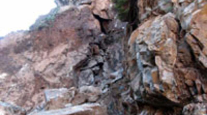 G&uuml;m&uuml;şhane'de heyelan