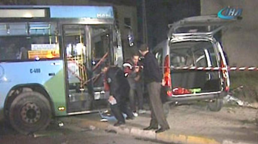 Otob&uuml;s iki otomobili altına aldı: 2 &ouml;l&uuml;