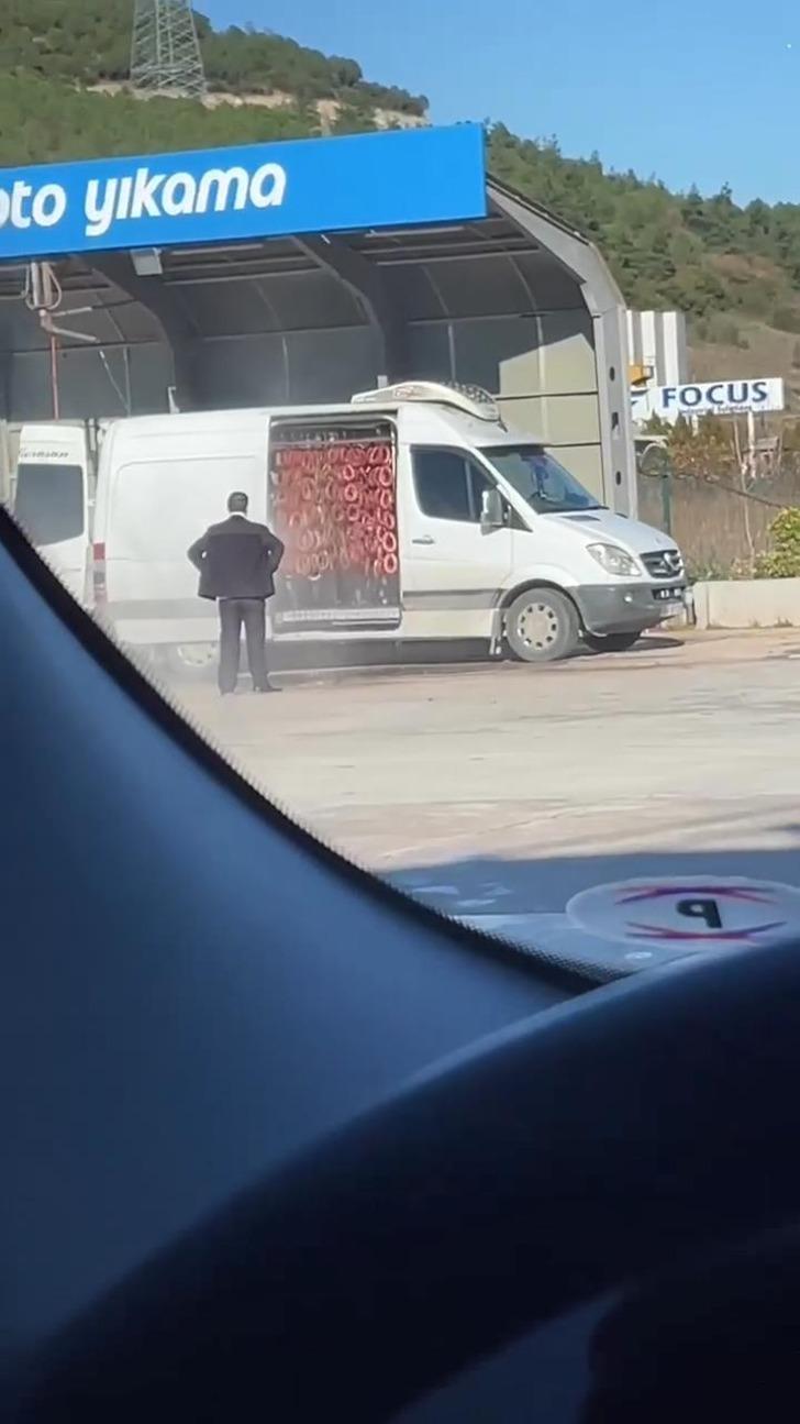 Görüntüler şaşkına çevirmişti: Benzincideki oto yıkama bölümünde sucuk yıkadılar... Yeni gelişme! Yıkayıp oraya satıyorlarmış  G4