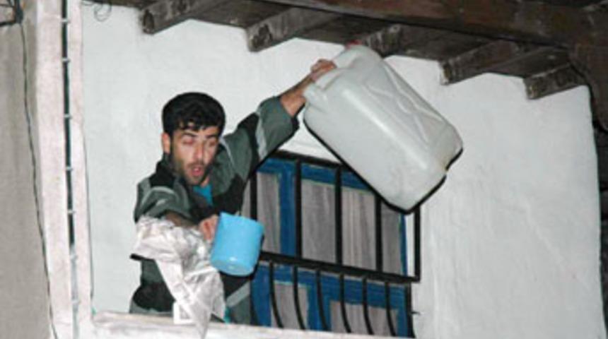 Karısı eve d&ouml;nmeyince kendini yakmak istedi