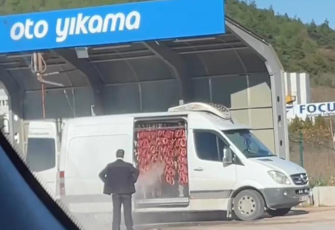 G&ouml;r&uuml;nt&uuml;ler şaşkına &ccedil;evirmişti: Benzincideki oto yıkama b&ouml;l&uuml;m&uuml;nde sucuk yıkadılar... Yeni gelişme! Yıkayıp oraya satıyorlarmış 