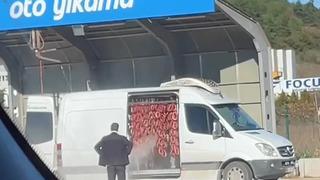 Görüntüler şaşkına çevirmişti: Benzincideki oto yıkama bölümünde sucuk yıkadılar... Yeni gelişme! Yıkayıp oraya satıyorlarmış 