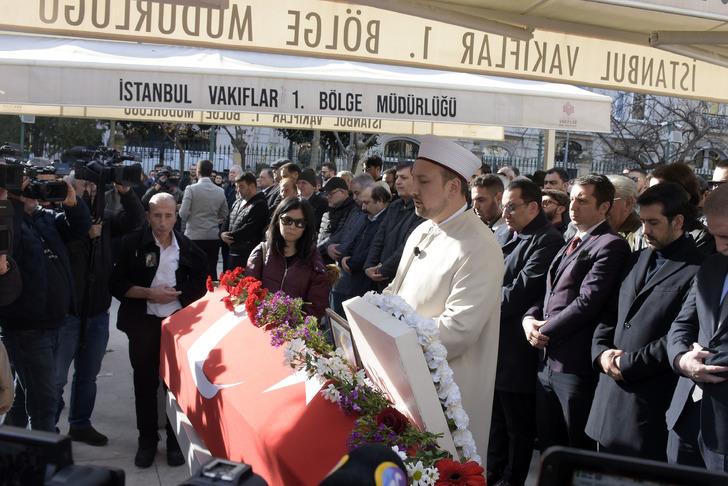 Usta sanatçıya veda! Ayla Algan son yolculuğuna uğurlandı... Ünlü isimler akın etti 'Ben hep onu ölümsüz gibi görürdüm' G3