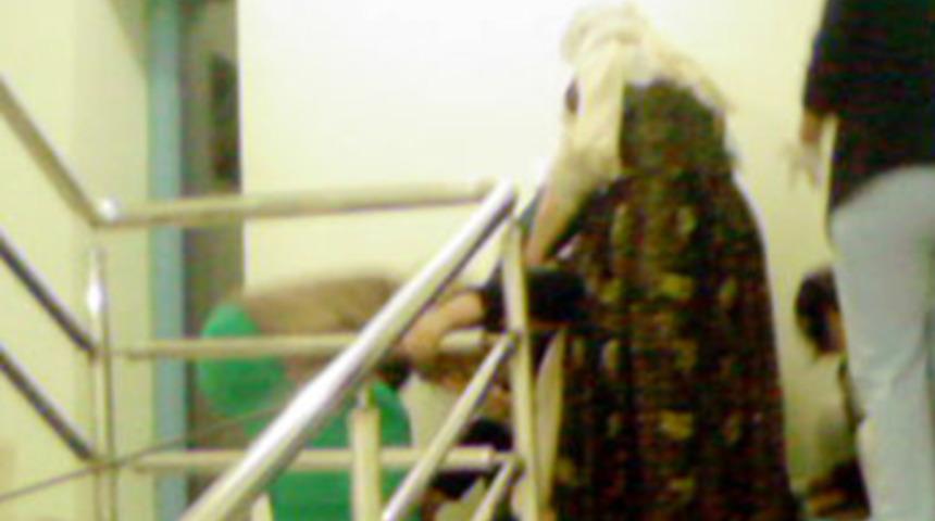 Sedye olmayınca kapının &ouml;n&uuml;nde doğurdu