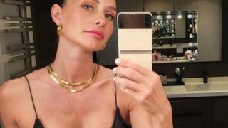 Ev hallerini paylaşan oyuncu Yasemin Özilhan giydiği minicik şortuyla gündem oldu! 