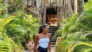 Eda Taşpınar karlar üstünde şezlonga uzandı... Giydiği minicik elbisesiyle poz vermekten kaçınmadı