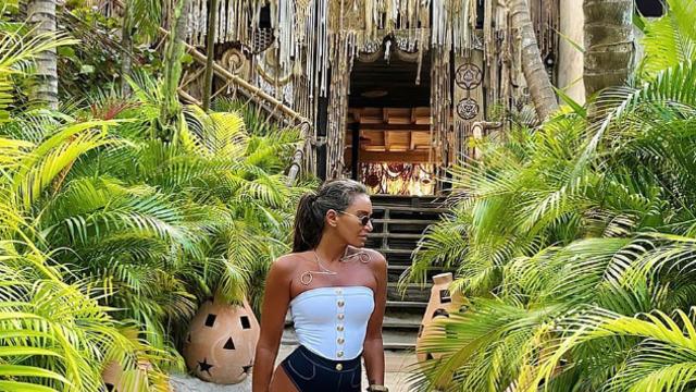 Eda Taşpınar karlar üstünde şezlonga uzandı... Giydiği minicik elbisesiyle poz vermekten kaçınmadı