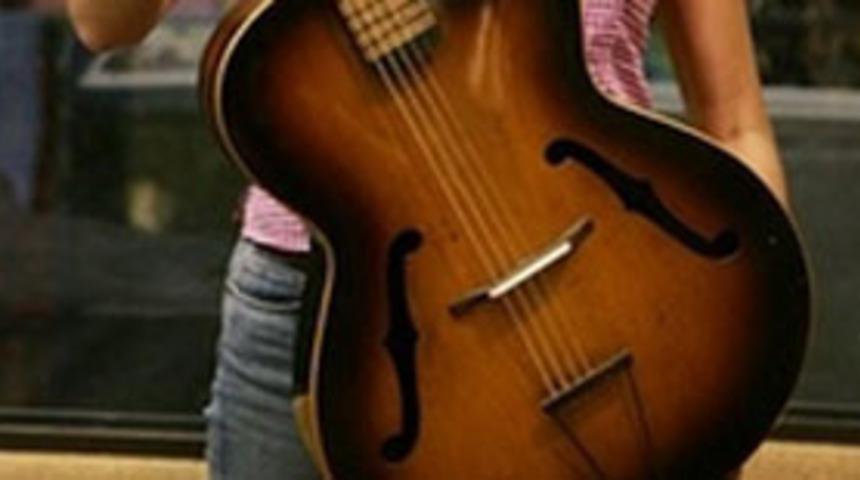 Paul McCartney'in gitarı 330 bin sterlin