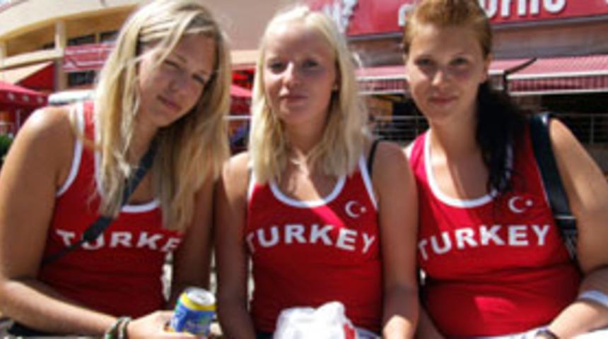 İsve&ccedil;liler ter&ouml;r&uuml; lanetledi