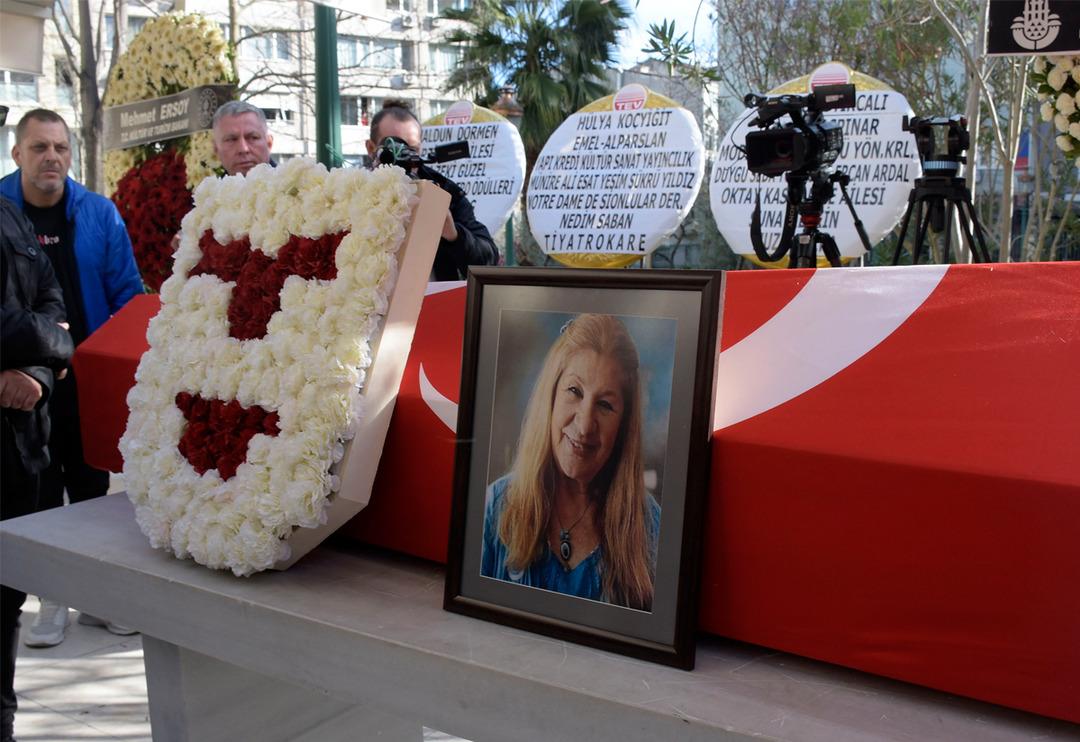 Usta sanat&ccedil;ıya veda! Ayla Algan son yolculuğuna uğurlandı... &Uuml;nl&uuml; isimler akın etti 'Ben hep onu &ouml;l&uuml;ms&uuml;z gibi g&ouml;r&uuml;rd&uuml;m'