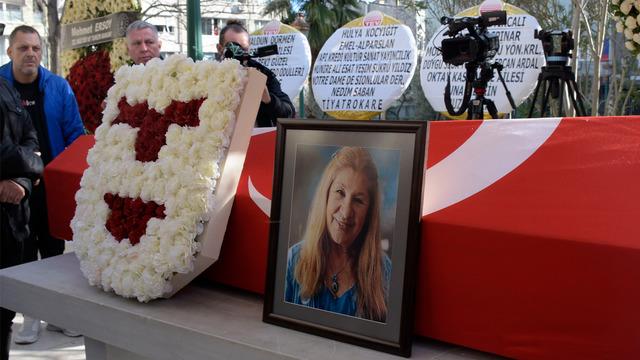 Usta sanatçıya veda! Ayla Algan son yolculuğuna uğurlandı... Ünlü isimler akın etti 'Ben hep onu ölümsüz gibi görürdüm'