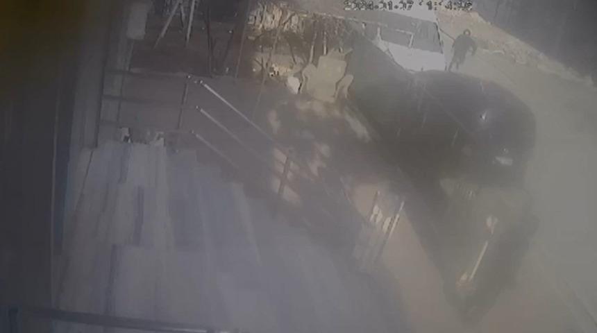 Aracını park ederken silahlı saldırıya uğradı! O anlar kameraya yansıdı