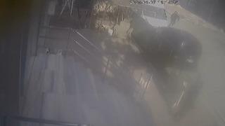 Aracını park ederken silahlı saldırıya uğradı! O anlar kameraya yansıdı