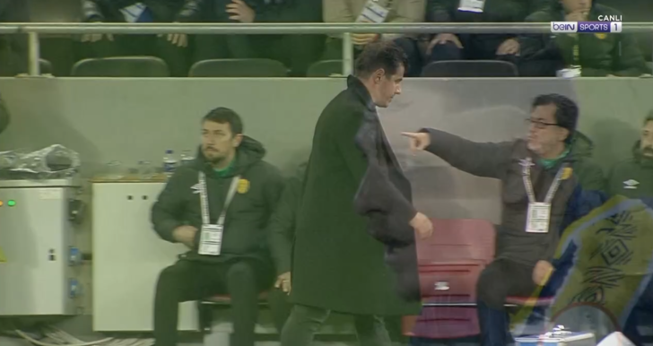 Emre Belözoğlu maç bitmeden çılgına döndü! Abdullah Avcı sakinleştirmeye çalıştı ama işe yaramadı... G4