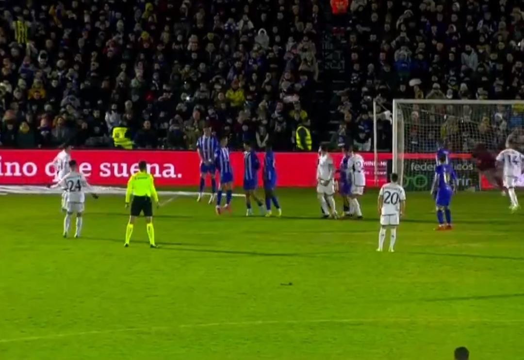 Arda G&uuml;ler'in Real Madrid formasıyla kullandığı frikik direkte patladı! O anlar sosyal medyada milyonlar kez izlendi