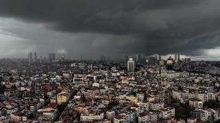 İstanbul hava durumu! Sağanak yağış ve fırtına alarmı... Kara bulutlar kenti kapladı, sosyal medyada gündem oldu: Dışarı çıkmaya korkuyorum! Sanki canlar kırılacak!