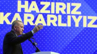 Erdoğan hepsinin elini havaya kaldırdı, seçim yarışını böyle başlattı! AK Parti'nin 26 ildeki merakla beklenen belediye başkan adayları belli oldu