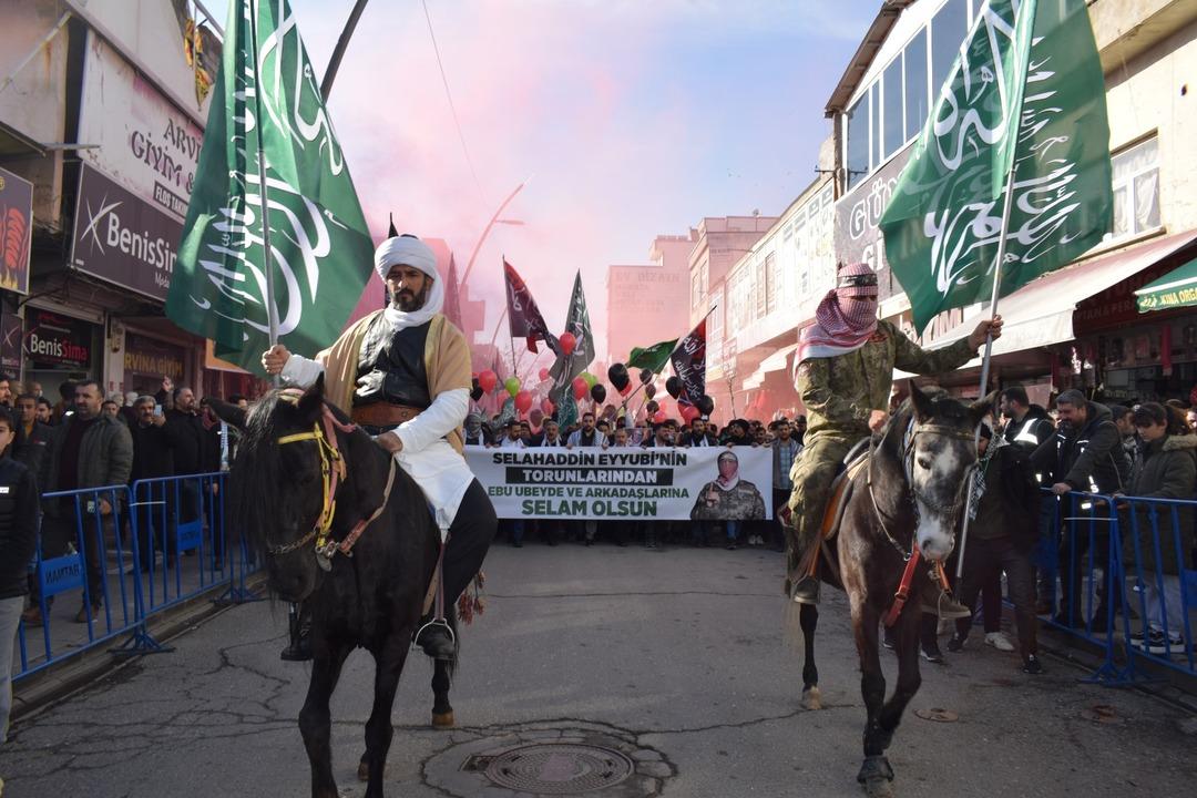 Batman'daki H&Uuml;DA PAR y&uuml;r&uuml;y&uuml;ş&uuml; tepkilerin odağında! 'Cihat' &ccedil;ağrıları yapılan anlar tartışma yarattı... Tanju &Ouml;zcan'ın tepkisi g&uuml;ndem oldu