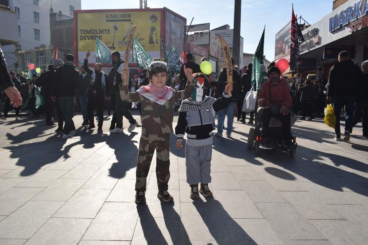 Batman'daki HÜDA PAR yürüyüşü tepkilerin odağında! 'Cihat' çağrıları yapılan anlar tartışma yarattı... Tanju Özcan'ın tepkisi gündem oldu G5