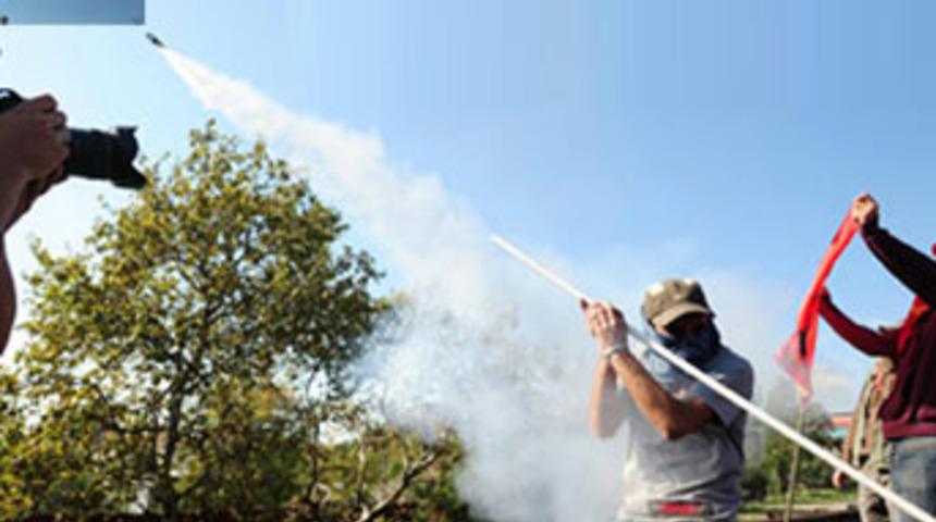 Göstericiler polis helikopterini nişan aldı