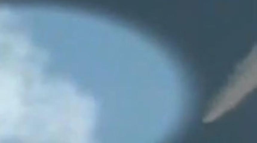 İran füzesine UFO eşlik etti