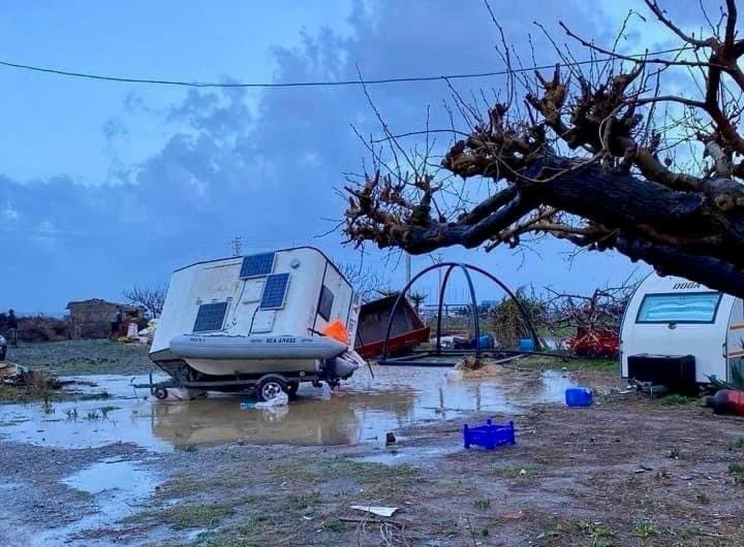 İzmir'de hortum paniği! Su tankerini ve evlerin &ccedil;atısı u&ccedil;tu, ağa&ccedil;ları k&ouml;k&uuml;nden s&ouml;kt&uuml;