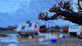 İzmir'de hortum paniği! Su tankerini ve evlerin çatısı uçtu, ağaçları kökünden söktü