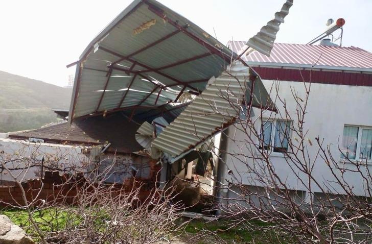 İzmir'de hortum paniği! Su tankerini ve evlerin çatısı uçtu, ağaçları kökünden söktü G2