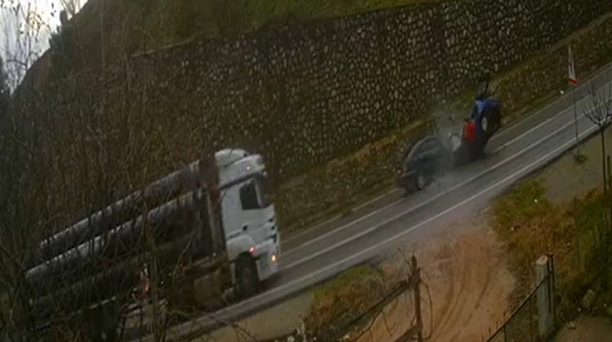 Otomobiller kafa kafaya çarpıştı: Ölü ve yaralılar var! Kaza anı böyle görüntülendi