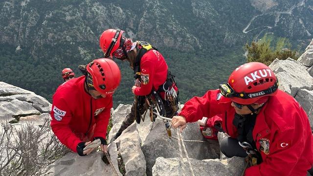 Fethiye'de kayalıklarda mahsur kalan keçi ile yavrusu kurtarıldı