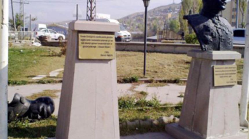 Atat&uuml;rk b&uuml;st&uuml;ne saldırı