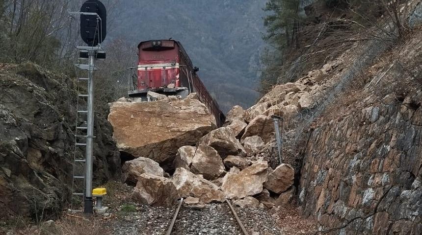 Karabük'te demir yoluna düşen kaya parçaları nedeniyle yük treni raydan çıktı