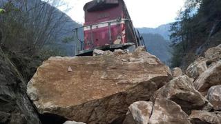 Demir yolunda heyelan! Yük treni yoldan çıktı