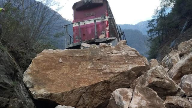 Demir yolunda heyelan! Yük treni yoldan çıktı