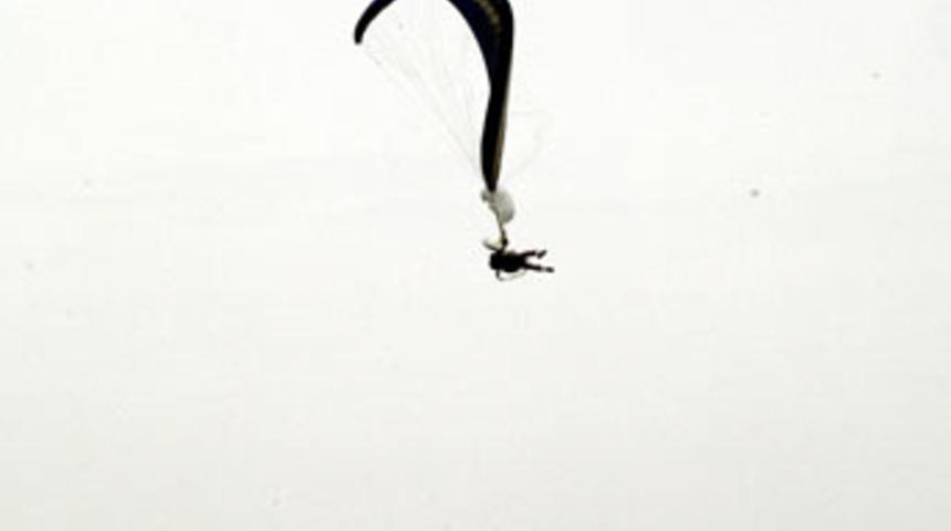 Paraş&uuml;t&ccedil;&uuml; &ouml;l&uuml;mden d&ouml;nd&uuml;...