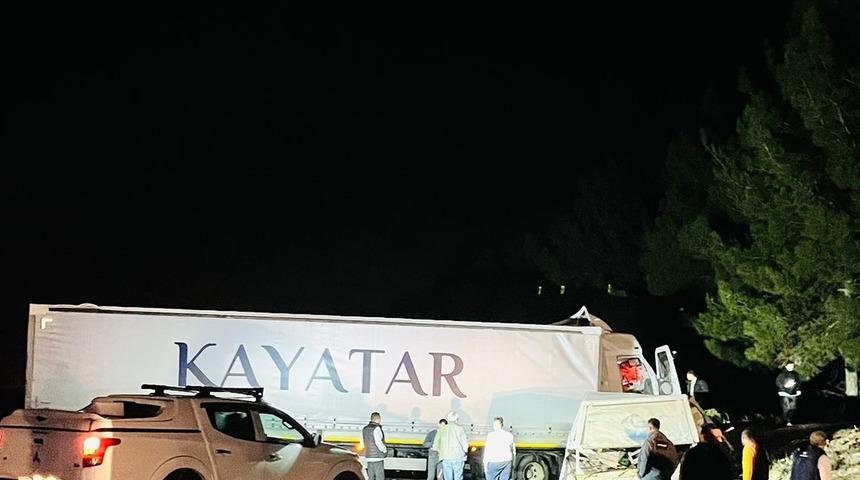 Denizli'de tır ile kamyonetin çarpışması sonucu 1 kişi öldü, 3 kişi yaralandı