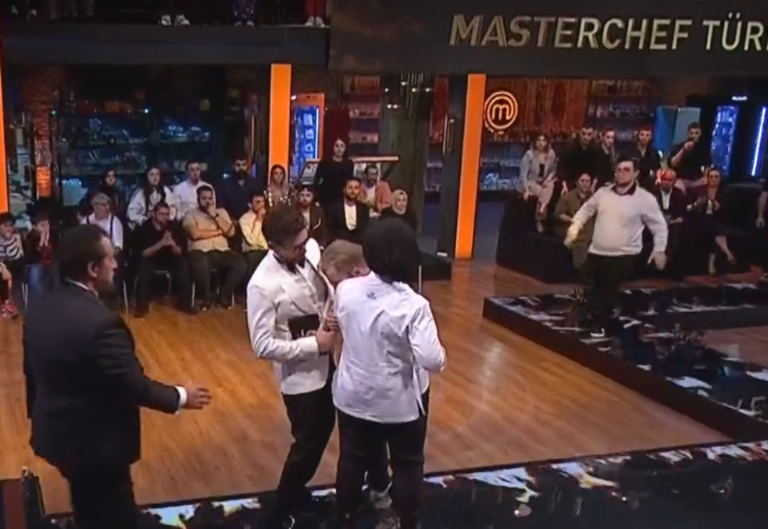 MasterChef All Star finalinde korkutan anlar! Tahsin K&uuml;&ccedil;&uuml;k fenalaştı, canlı yayın kesildi