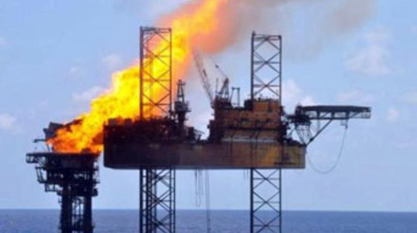 Petrol kuyularındaki yangın dehşet sa&ccedil;tı