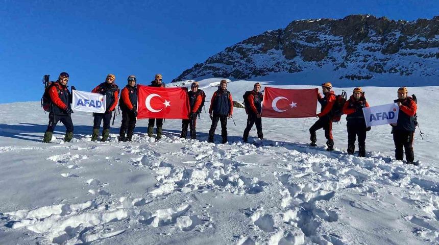 Van&rsquo;da Sarıkamış şehitleri Erek Dağı&rsquo;nın zirvesinde anıldı