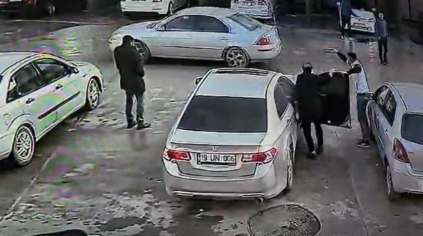 Benzin istasyonundaki saldırı anı güvenlik kamerasına yansıdı