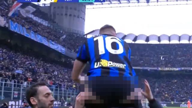 Hakan Çalhanoğlu'nun bu hareketi İtalya'da rekora koşuyor! Şortu açılan takım arkadaşına yaptığı hamleyle gündemdeydi