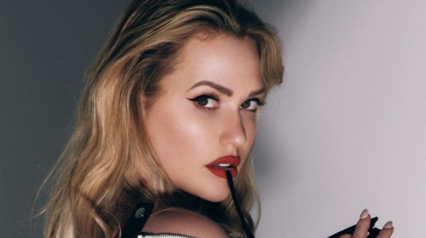 Mia Malkova yine bildiğiniz gibi! Derin sırt dekoltesiyle poz verdi... Göğüslerinin gözükmesine aldırış etmedi