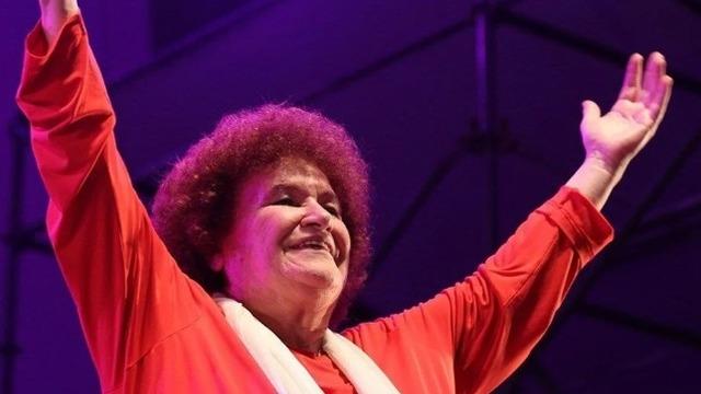 Selda Bağcan başörtüsüyle sahneye çıktı! Konser tarzı gündem oldu