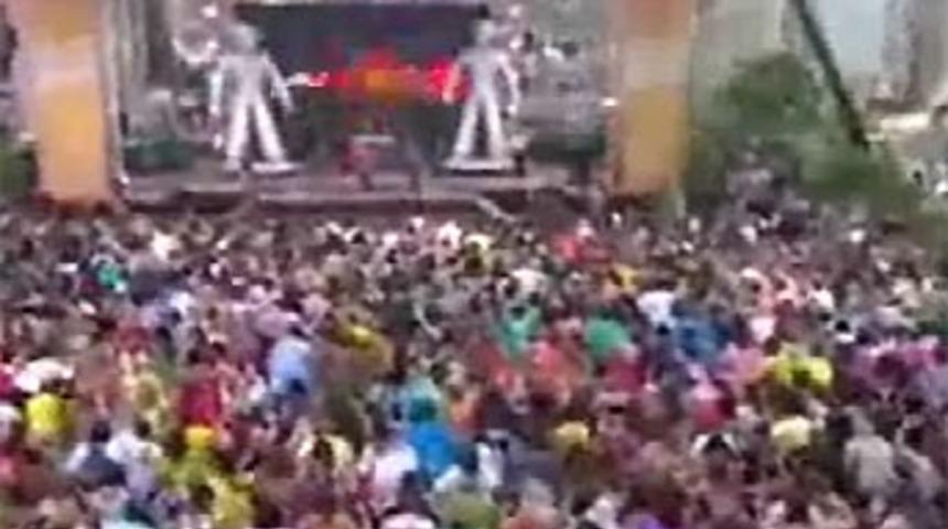 Profesyonel dans&ccedil;ılara taş &ccedil;ıkarttılar