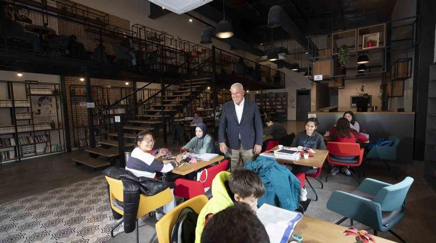 Efeler’de kitap kafeler gençlerin ikinci evi oldu