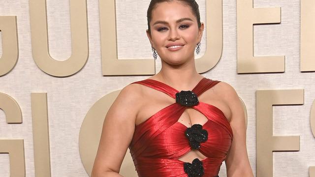 Selena Gomez, Altın Küre'nin rüküşleri arasına girdi! Elbisesinin alt kısmıyla zor anlar yaşayınca... 