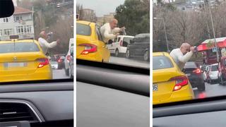 Trafikte şoke eden görüntüler! Taksinin camından sarktı, alkol aldı ve dans etti